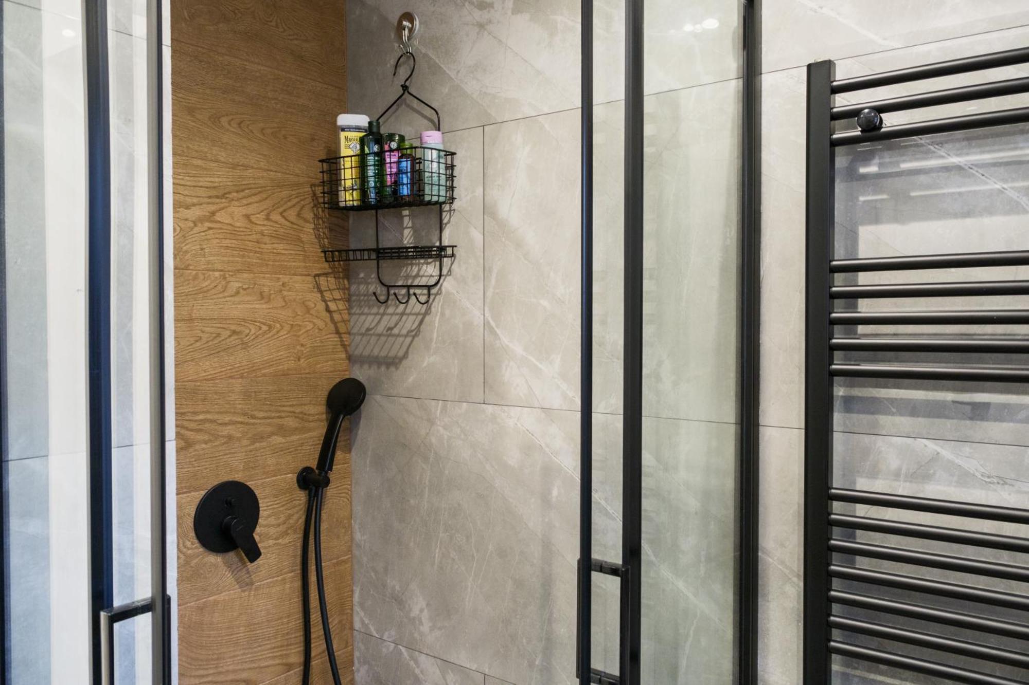 2 Bedroom Cozy Stylish Apartment